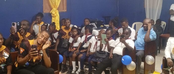 jeunes de l'Église adventiste hebron réunis dans l'adoration et la communion